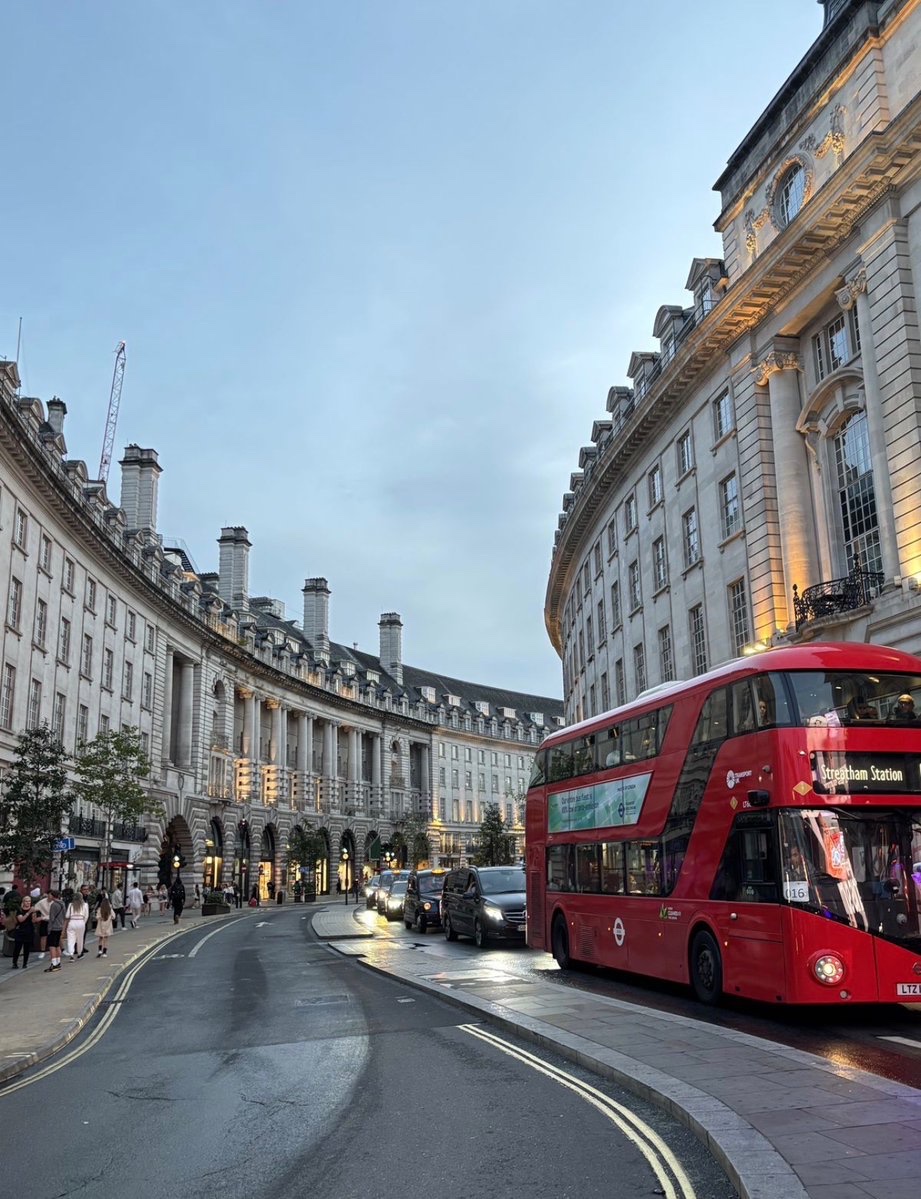 EllieM_95's tweet photo. London is old enough to remember your silence,
and kind enough to let you stay awhile.🌧️📚☕ https://t.co/3IefnVUJdH