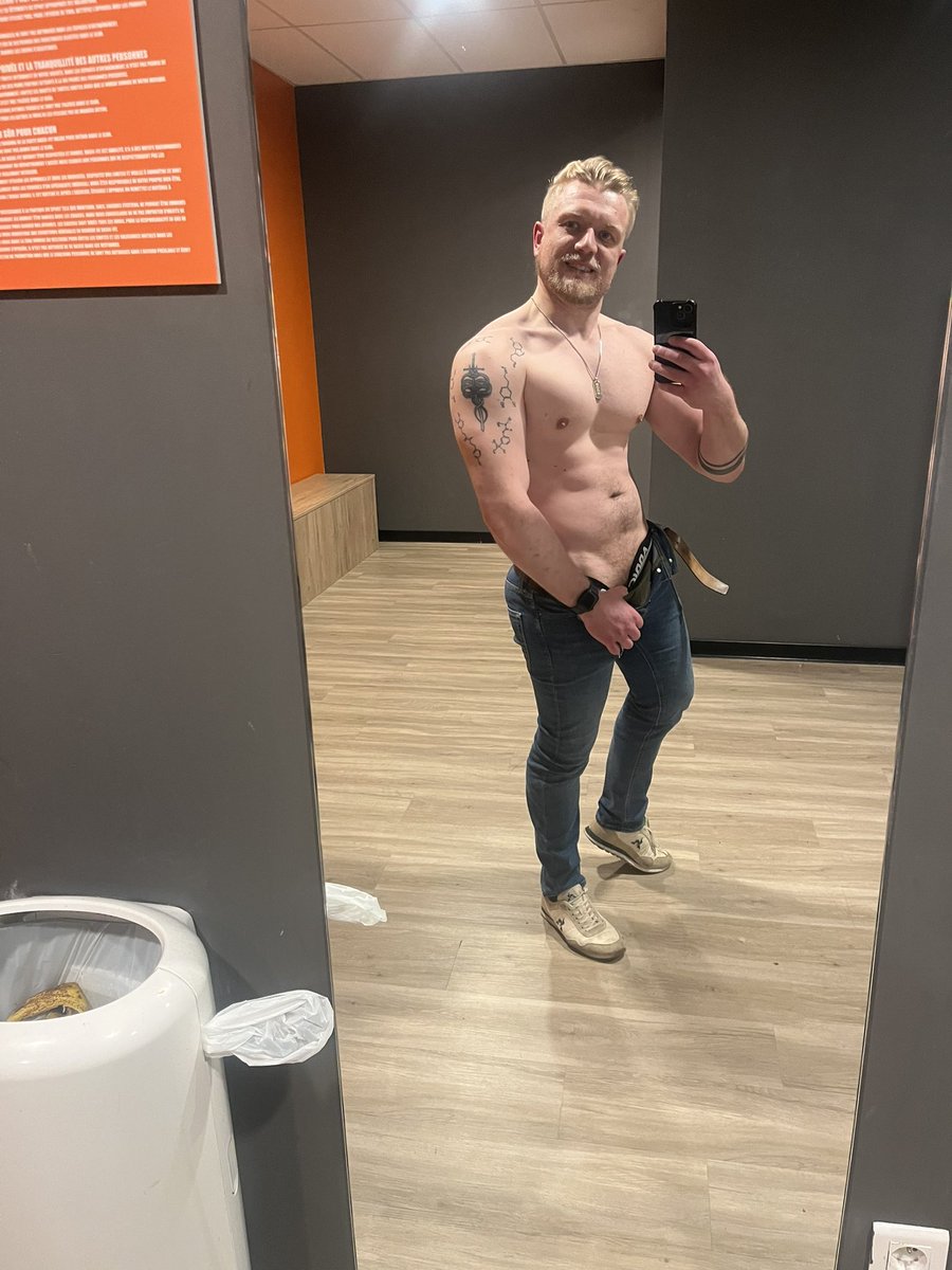 LudwigV59045's tweet photo. Hey there ! How’s my dance ?
#gay #lockerRoomFun #lockerrooms #gayfit https://t.co/GiPRkB6dUj