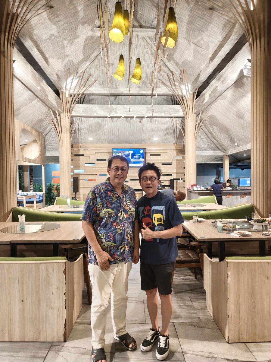 มาทานข้าวกับ รุ่นพี่ #PRC พี่ชีวา ประทุม แห่ง #99Bakery ประธานชมรมนักศึกษาเก่า มช. จ.ภูเก็ต เป็นเกียรติมากครับพี่ ขอบคุณเจ้าภาพ พี่น้อย นายแพทย์ดุลย์ ดำรงศักดิ์ ด้วยครับ