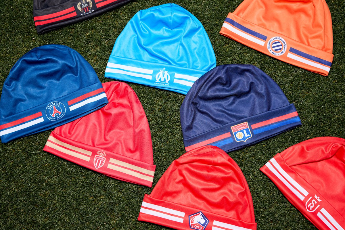 _BeFootball's tweet photo. 𝗨𝗡𝗘 𝗠𝗔𝗚𝗡𝗜𝗙𝗜𝗤𝗜𝗘 𝗜𝗡𝗜𝗔𝗧𝗜𝗩𝗘 👏🥰

Dans le cadre de la Journée Mondiale contre le cancer, la @LFPfr, en collaboration avec les clubs de @Ligue1, de @Ligue2BKT et l’Institut Rafaël, lance une campagne solidaire destinée aux supporters
atteints de cancer. ❤️

Spécialement conçus pour les patients en cours de traitement, ces bonnets répondent à une réalité souvent invisible : quand un supporter est touché par le cancer, le traitement ne provoque pas seulement la perte des cheveux, il met à distance ce qui faisait partie du quotidien, y compris le sentiment d’appartenir à un collectif. 

𝗜𝗹 𝘀'𝗮𝗴𝗶𝘁 𝗱𝘂 𝗽𝗿𝗲𝗺𝗶𝗲𝗿 𝗮𝗿𝘁𝗶𝗰𝗹𝗲 𝗱𝗲 𝗺𝗲𝗿𝗰𝗵𝗮𝗻𝗱𝗶𝘀𝗶𝗻𝗴 𝗲𝗻𝘁𝗶𝗲̀𝗿𝗲𝗺𝗲𝗻𝘁 𝗼𝗳𝗳𝗲𝗿𝘁 𝗽𝗮𝗿 𝗹𝗮 𝗟𝗶𝗴𝘂𝗲 𝗲𝘁 𝗹𝗲𝘀 𝗰𝗹𝘂𝗯𝘀. ✅👏

Un slogan simple : « 𝗡𝗼𝘂𝘀 𝗻𝗲 𝘃𝗲𝗻𝗱𝗿𝗼𝗻𝘀 𝗷𝗮𝗺𝗮𝗶𝘀 𝗰𝗲 𝗯𝗼𝗻𝗻𝗲𝘁 »

#1TEAM