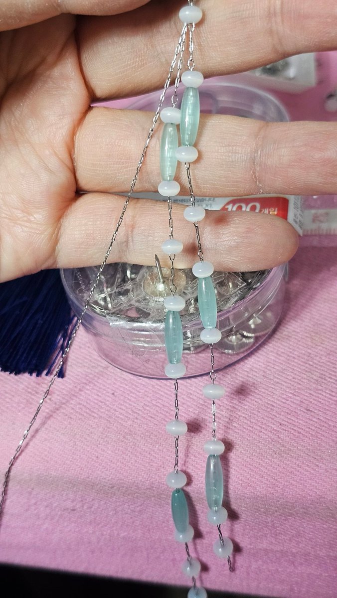 갓끈분위기로 체인만들고있어요 
안경줄로 만들면 제법 예쁠것같아요..