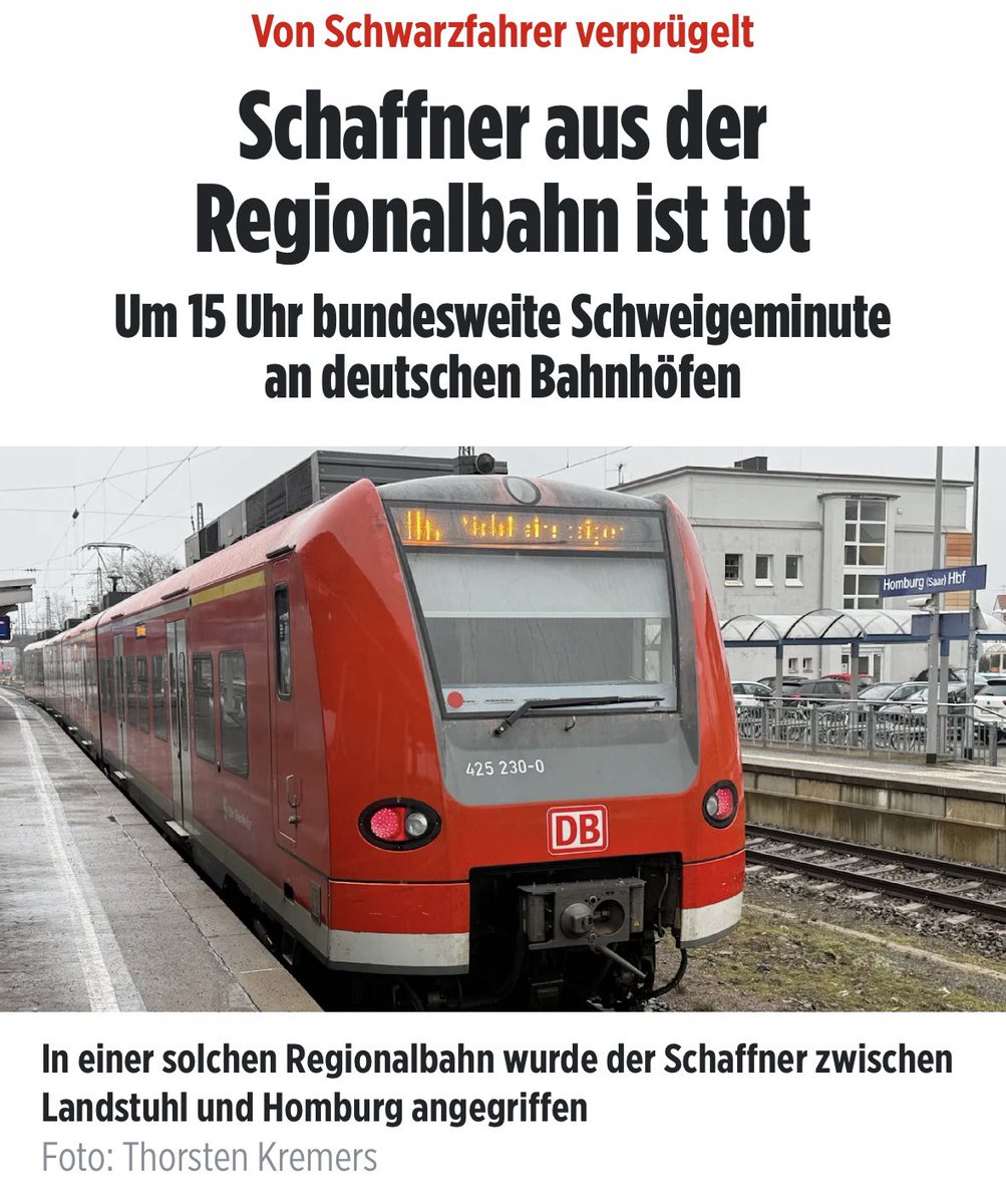 Der 36jährige Familienvater Serkan C. ist tot. Totgeprügelt von einem Mann „aus Griechenland ohne festen Wohnsitz" weil dieser kein gültiges Ticket dabei hatte.

Auch Schaffner sein ist mittlerweile ein lebensgefährlicher Job in Deutschland.
Das erzählen mir Mitarbeiter der Bahn