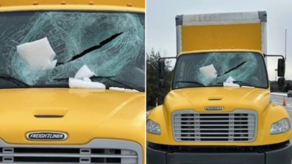 Un camionero tiene un susto de muerte después de que un enorme trozo de hielo atravesara su parabrisas
20minutos.es/gonzoo/blogs/b… Solo sufrió unos cortes leves.😱