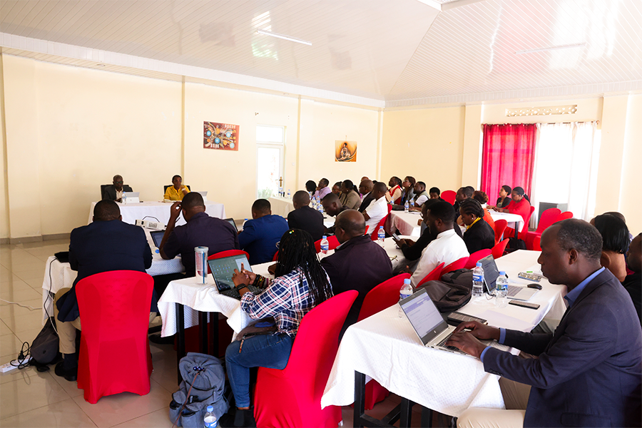 Aka kanya umuyobozi w'Akarere <a href="/Jmukanyirigira/">Mukanyirigira Judith</a> ari kuganira n'abafatanyabikorwa barebera hamwe uruhare rwabo mu ishyirwa mu bikorwa rya gahunda y'imyaka 5 y'iterambere ry'Akarere DDS mu nkingi y'iterambere ry'imibereho myiza y'Abaturage.<a href="/RwandaLocalGov/">Ministry of Local Government | Rwanda</a>,<a href="/gahundemaurice/">Maurice Mugabowagahunde</a>,<a href="/D_Aimable/">Aimable Dusabirane</a>