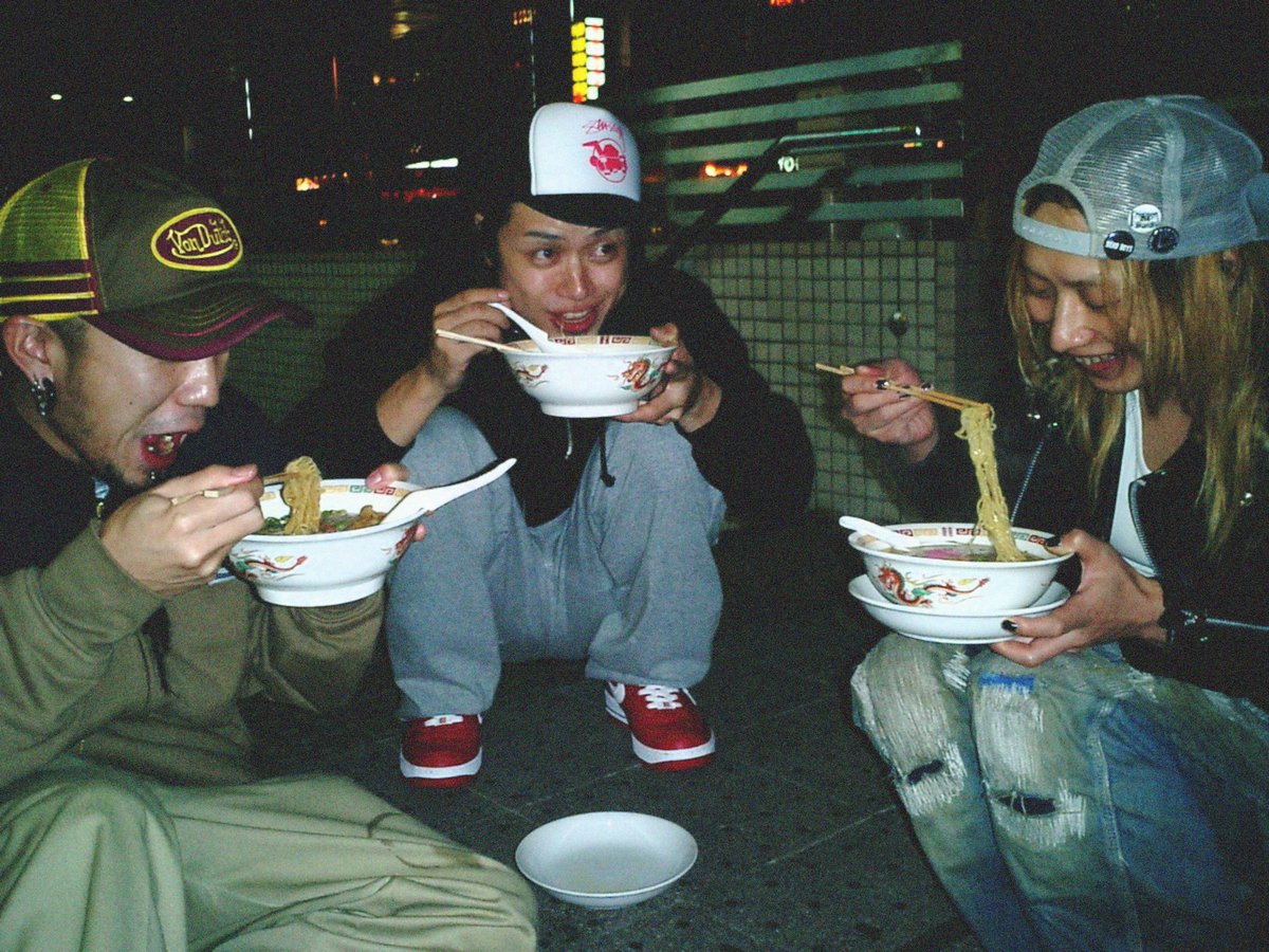 この前BONEZの石川君が送ってきた写真

20年くらいまえにHATEとDSCでツアー
やった時

名古屋の打ち上げで
しめラーメンいん路上

なつかしい〜

ラーメン美味そう
食べたい
