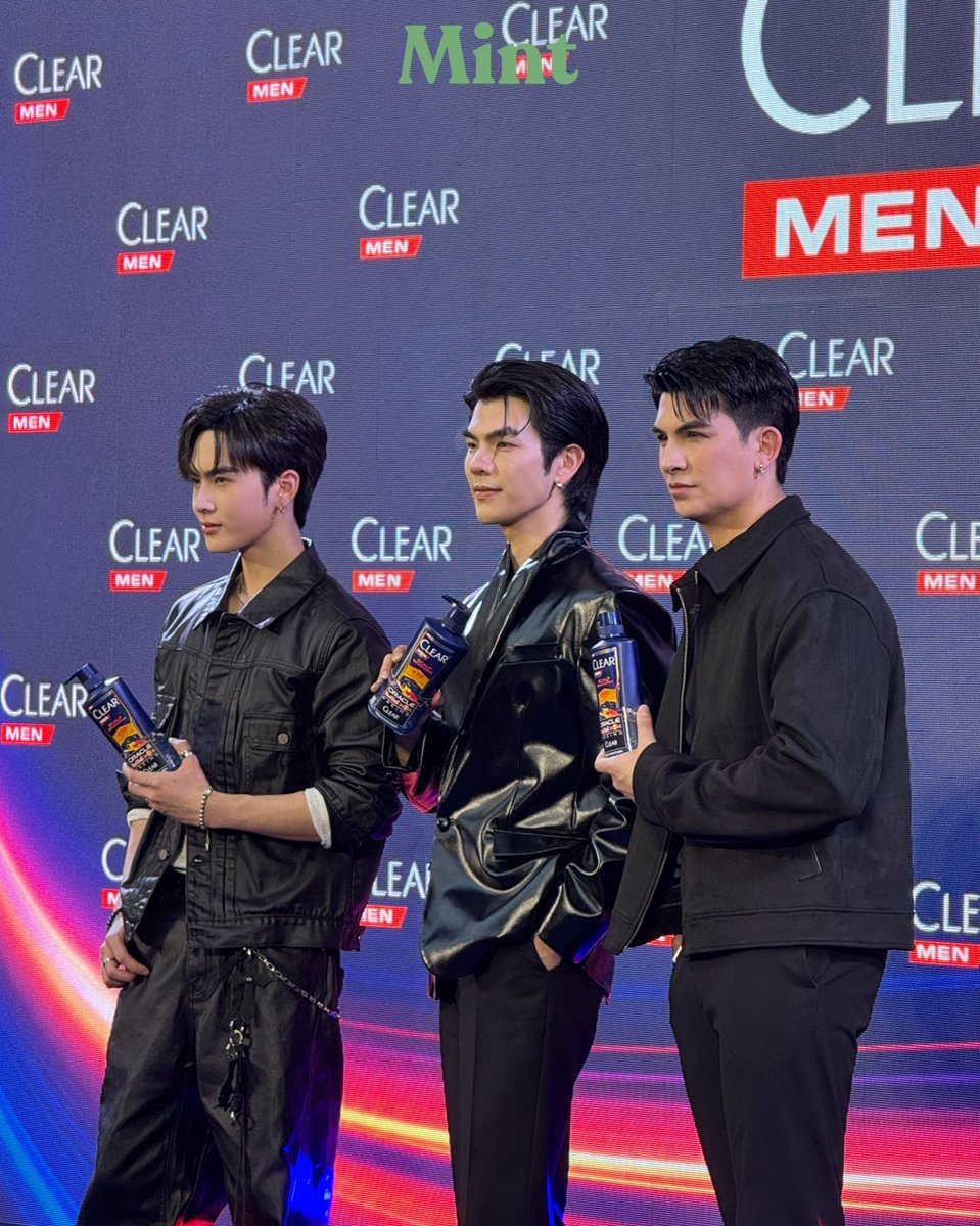 เท่คูณสาม! #MintReports ส่งภาพ ‘แซนต้า-มาย-อองตวน’ แช๊ะเฟรมร่วมกันบนเวทีที่งาน “Clear Max Charge Launch Event” ที่จัดขึ้น ณ ขณะนี้ พร้อมนำเสนอ เนื้อเจลขึ้นโฟมใน 1.82 วินาที สยบ 10 ปัญหาหนังศีรษะ สดชื่นยาวนาน 72 ชม. 💚

SANTA WITH CLEAR MAXCHARGE
CHARGE TO MAX WITH MILE