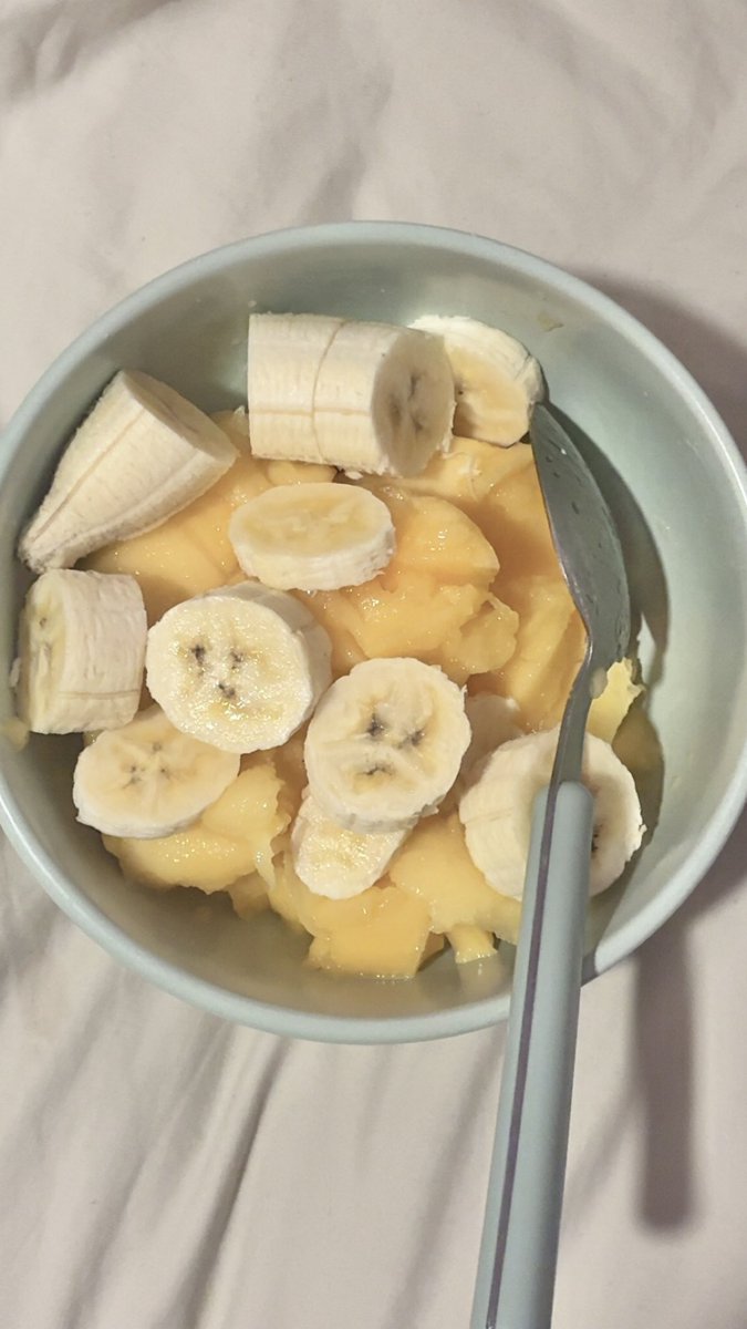 hzelkayyy's tweet photo. would eat the mango banana combo if i wasn’t fasting rn https://t.co/ZGxI6BbFXQ