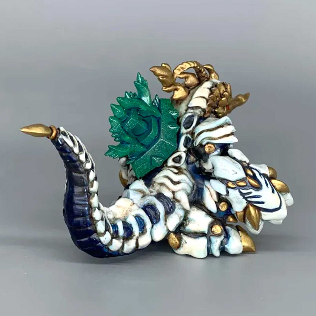 simozuki's tweet photo. 【冬WF新作②】
『SSSS.DYNAZENON』より「ガギュラ(第1形態)」
 UVレジン出力品キット、全高約70mm/4パーツ 
本体の成形色はホワイト、アンテナはクリアです。
#WF2026W 
#ウルトラ怪獣ワンフェス https://t.co/Rp4k1guF4J