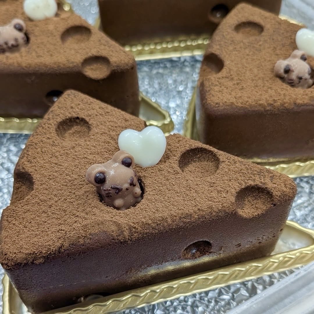 sweetroad5's tweet image. 京都市烏丸御池駅近くにあるお店「京・菓る茶cafe」の、ブレンドしたチョコレートに生クリームとマスカルポーネチーズをあわせ、ネズミがひょっこり覗いた「口福のとろけるショコラ」✨
sweetroad5.com/news/23272/