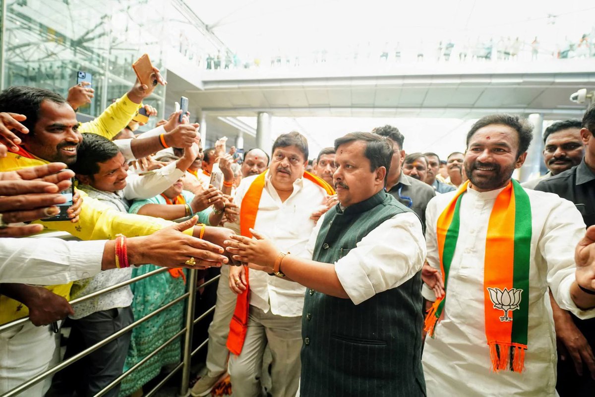 MEESALASAI_BJYM's tweet photo. #TGWelcomesNitinNabinSaffron karyakartas give a warm welcome to new @BJP4India National President @NitinNabin ji at Hyderabad Airport! His visit will energize the Organisation &amp; cadre &amp; boost BJP's wins in state &amp; Ongoing municipal Elections polls...🪷 https://t.co/EFl0IDCTOJ