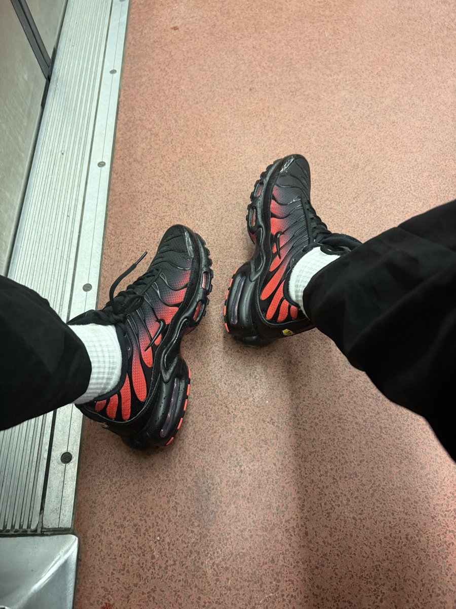 Donne ta langue pour bien lustrer mes skets 
Give me your fag tongue to clean my sneakers 

#sneaks #kiffeur #gayfeet #footfetish #SneakerFetish #ObeyYourMaster #niketns #master #feetworshi̇p #sneakers