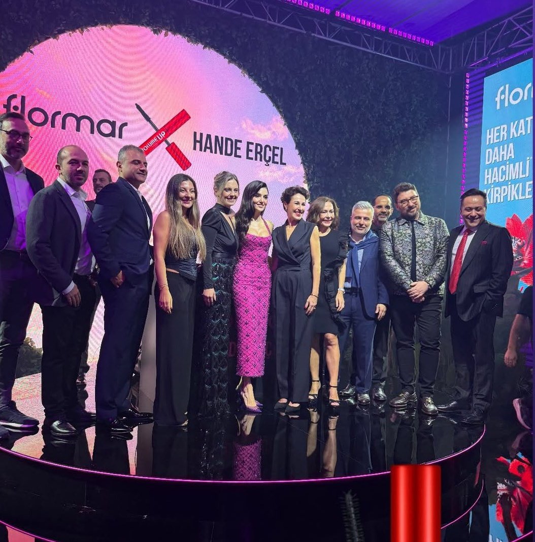 DailyHandeErcel's tweet image. #HandeErçel ve Flormar ekibi✨💄 #HandeErçelXFlormar