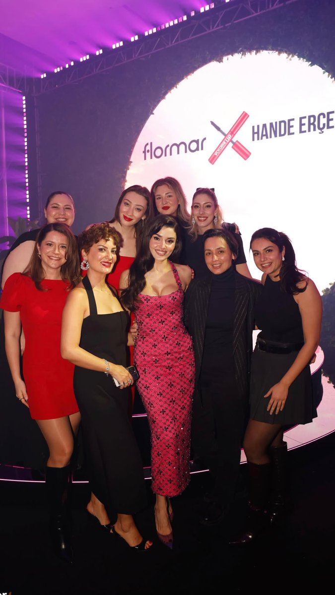 DailyHandeErcel's tweet image. #HandeErçel ve Flormar ekibi✨💄 #HandeErçelXFlormar