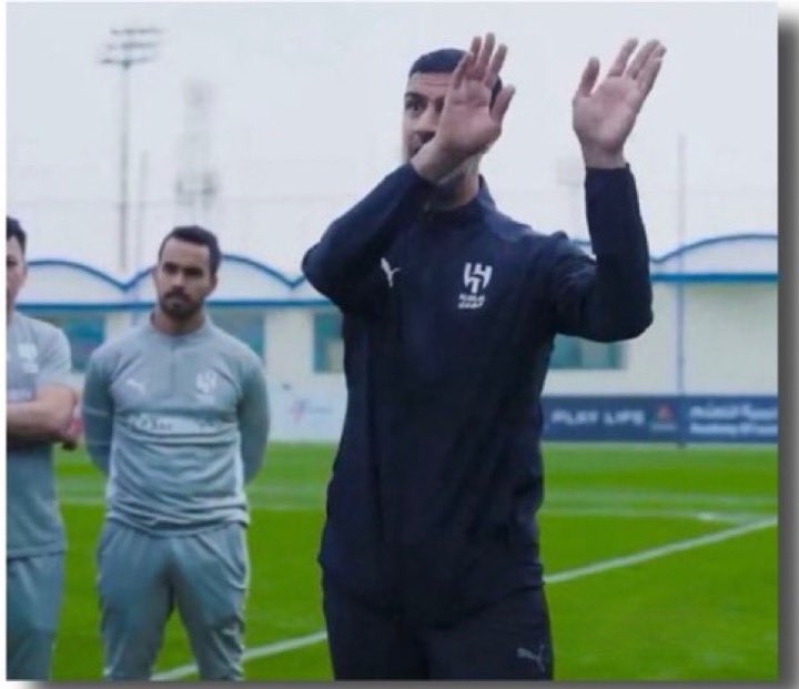 قـريـبـاً #كريم_بنزيما

تـركـ فـلـوسـه ورآح 😂😂