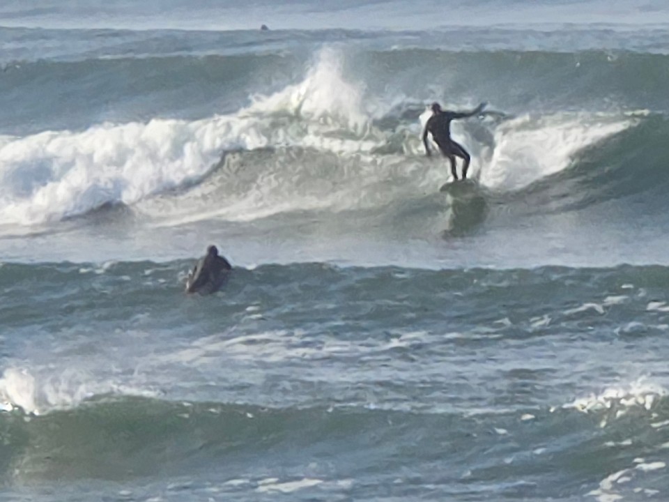 4ft + Waves, Mod ESE 15kts offshore wind, Air temp 7C Water temp 9.5C, High tide 06:44, 19:08, Low tide 12:30