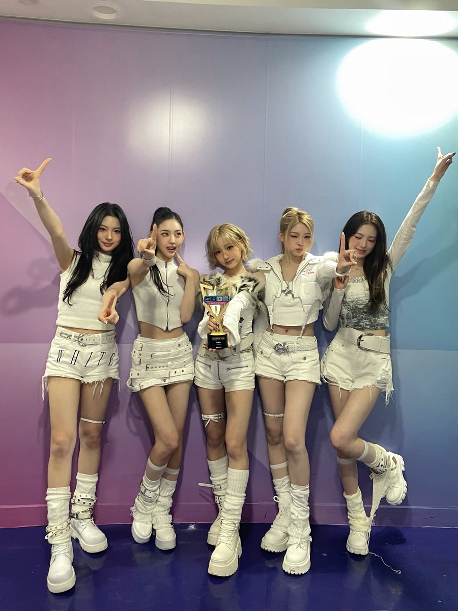 [📸]
260204 #MBCM #쇼챔피언

KiiiKiii의 첫 쇼! 챔피언 💓 에서 404 (New Era)의 첫 1위 🏆
TiiiKiii들 너무 고맙고 아랑해 ᯓᰔ

#KiiiKiii #키키
#404_NewEra #404_뉴에라 #DeluluPack 
#KiiiKiii_404_NewEra #KiiiKiii_DeluluPack