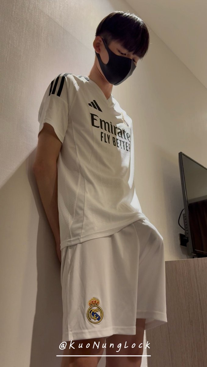 新買的球衣嘿嘿😚

三件事情：
1️⃣.想穿這套在戶外或球場拍寫真，有沒有攝影師想拍👉👈

2️⃣.2/12-15想去台中、高雄玩，有意願聯名歡迎私訊

3️⃣.晚點會發我第一次控射的預告片，請大家多多支持🙏完整版可能會晚幾個小時，想先把fansone的設定弄好

然後可以幫我點免費訂閱嗎🥺
fansone.co/KuoNungLock15