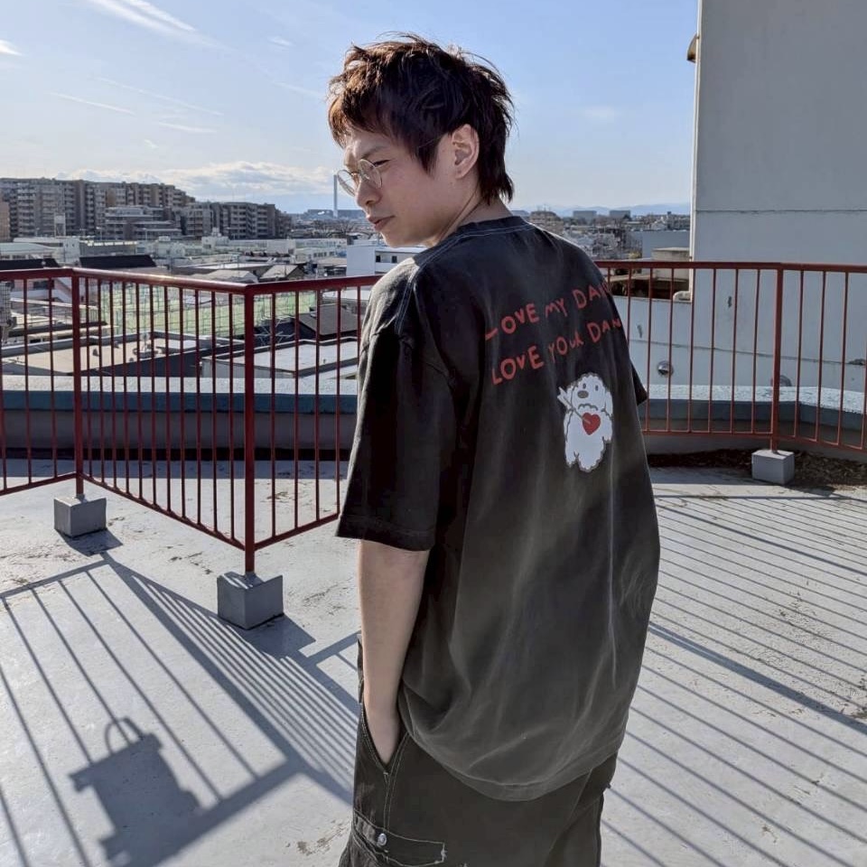 Lucky_klmnjr's tweet photo. 👕👚NEW GOODS!!👚👕

#ラブマオツアー 2/8 大阪公演から発売🌋
今回はイラストレーターの中村美遥さん( @nakamura386 )さんに描いていただきました🐶

LOVE ALL DANCE T -中村美遥コラボ-
サイズ：L／XL（熊木着用：XL）
¥4,500

LOVE ALL DANCE マフラータオル -中���美遥コラボ-
¥3,000

#ラッキリ https://t.co/VNZ3HCUCZV