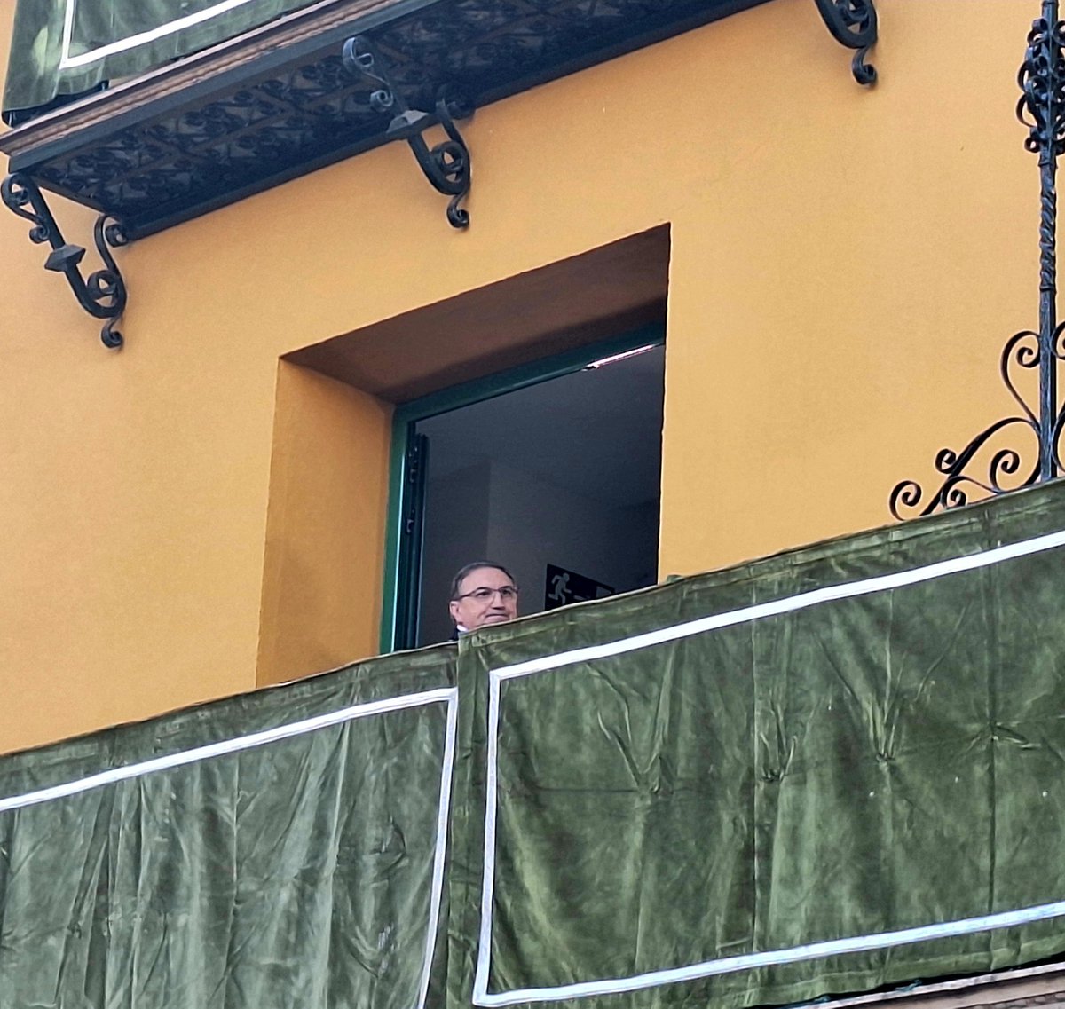 Yo en mi terraza esperando a que Leonardo de una tregua para ir a por el pan.