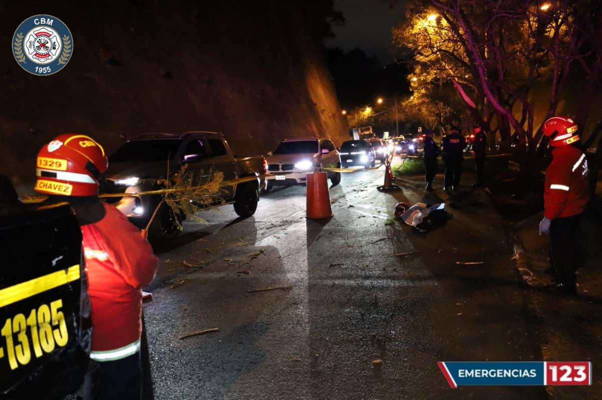 sonora969's tweet photo. 🕊️🚨 Motorista fallece tras caída de rama en zona 16 capitalina

Jonas Carranza, trabajador de un call center en zona 10, falleció mientras regresaba a su hogar tras un trágico incidente ocurrido en el bulevar Rafael Landívar y 13 calle, zona 16.

Según el reporte, fuertes vientos provocaron el desprendimiento de una rama de gran tamaño, que cayó sobre el joven motorista y lo dejó inconsciente en la vía.

🚑 Bomberos Municipales acudieron de inmediato, pero al evaluarlo confirmaron que ya no contaba con signos vitales.