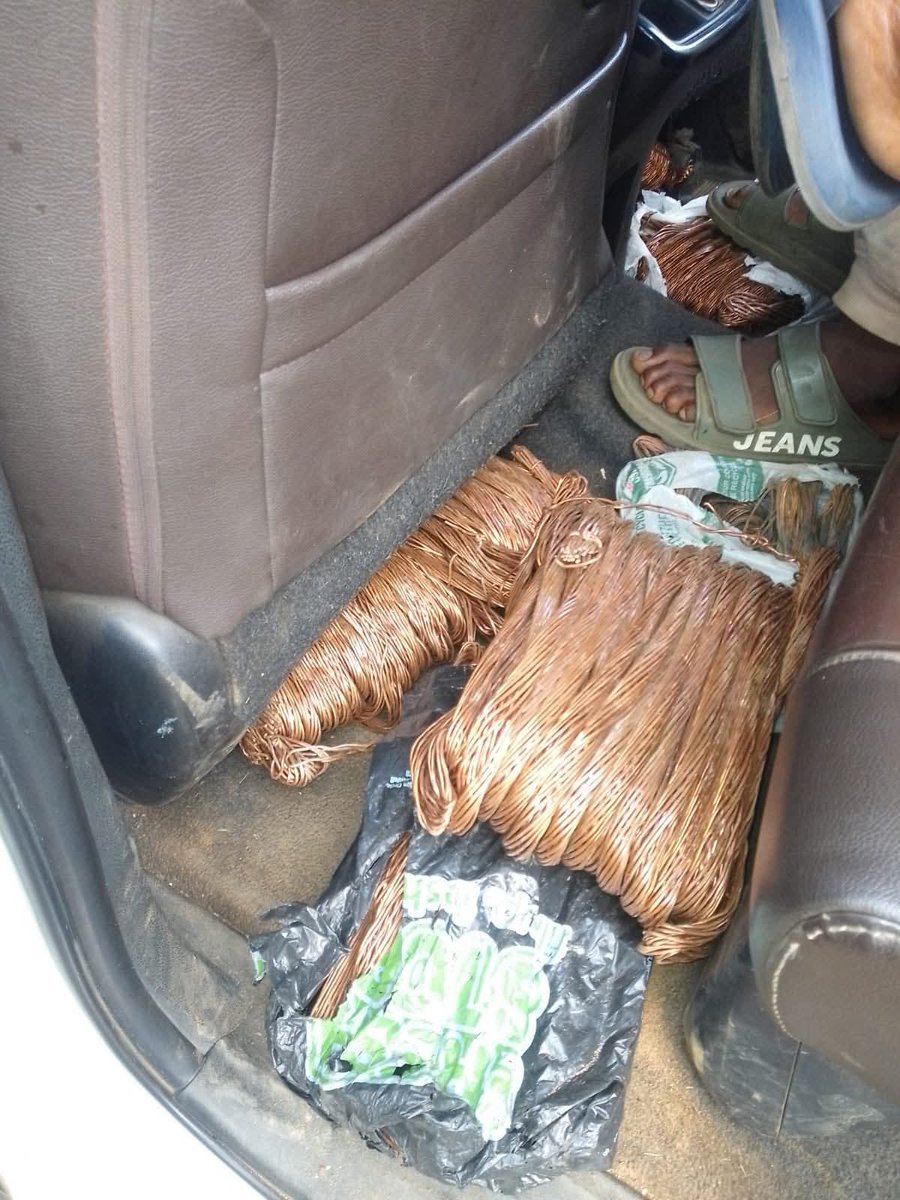 Patriot_S_A's tweet image. Mpumalanga police arrested foreigners travelling to Johannesburg on the N4 highway carrying 11 bags of Cooper and two bags of bronze