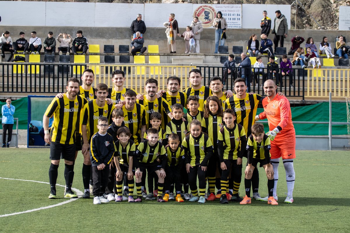💛 Algunos de los niños y niñas de la Escuela Municipal de Fútbol saltaron al campo acompañando a nuestros jugadores en el #ValleYunquera.

🙌🏼 ¡Y apoyando en las gradas!