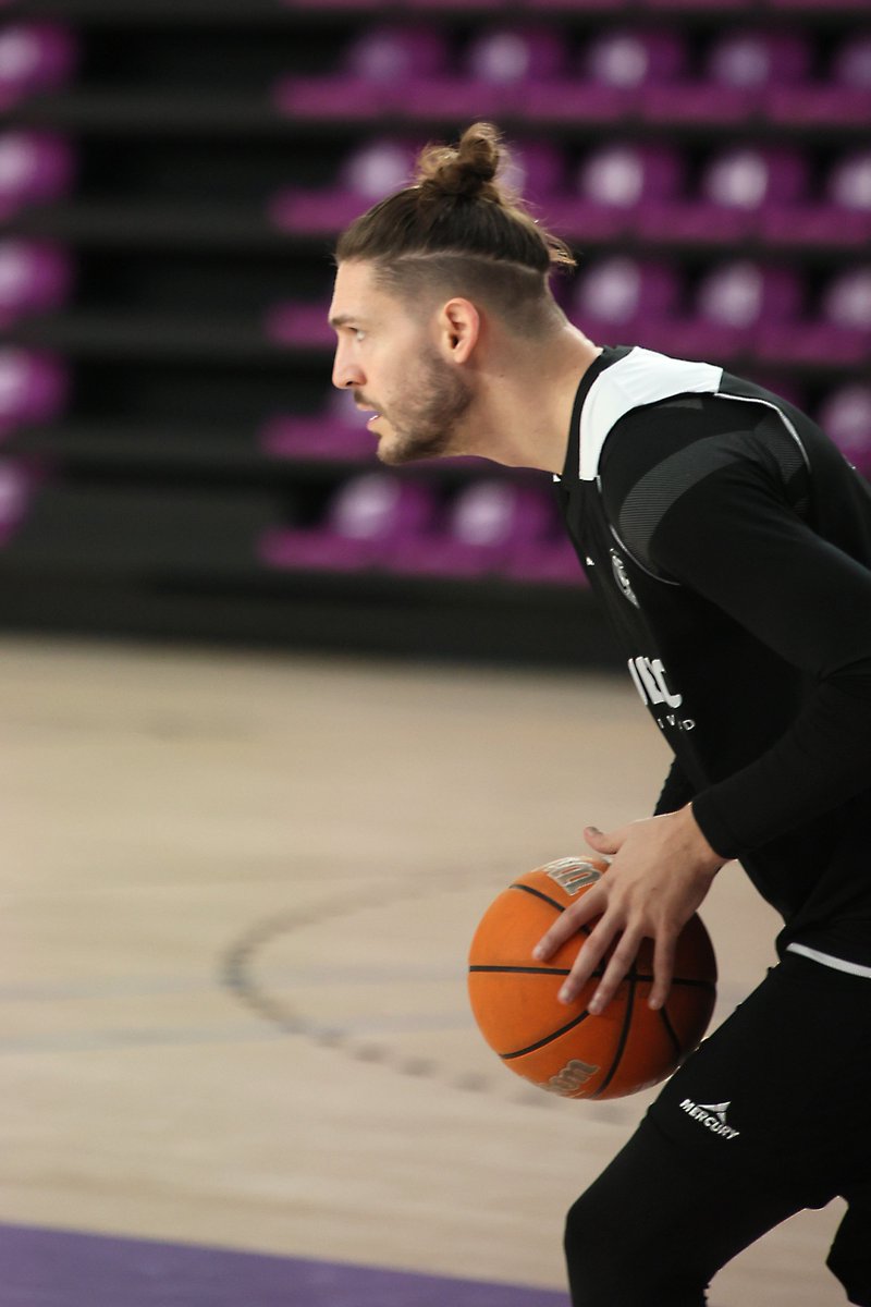 CBC_Valladolid's tweet photo. 🏀 ¡Seguimos preparando el partidazo de este sábado frente a @cbmoron! ¡En tres días volvemos a jugar con vosotros, afición!

@UEMC #BaloncestoValladolid https://t.co/WHEdKLj01X