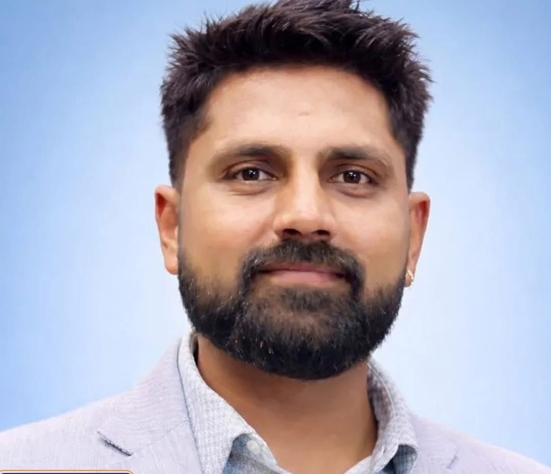 दिल्ली के राजीव चौक (कनॉट प्लेस) में 36 वर्षीय कारोबारी की पीट पीट कर हत्या।मृतक कारोबारी का नाम शिवम गुप्ता है घटना 3 जनवरी की है। शिवम गुप्ता कनॉट प्लेस में पार्टी के लिए गया था लेकिन कनॉट प्लेस में उसका विवाद फूड डिलीवरी करने वाले डिलीवरी बॉयज के साथ हो गया <a href="/CPDelhi/">CP Delhi #DilKiPolice</a> <a href="/HMOIndia/">गृहमंत्री कार्यालय, HMO India</a>