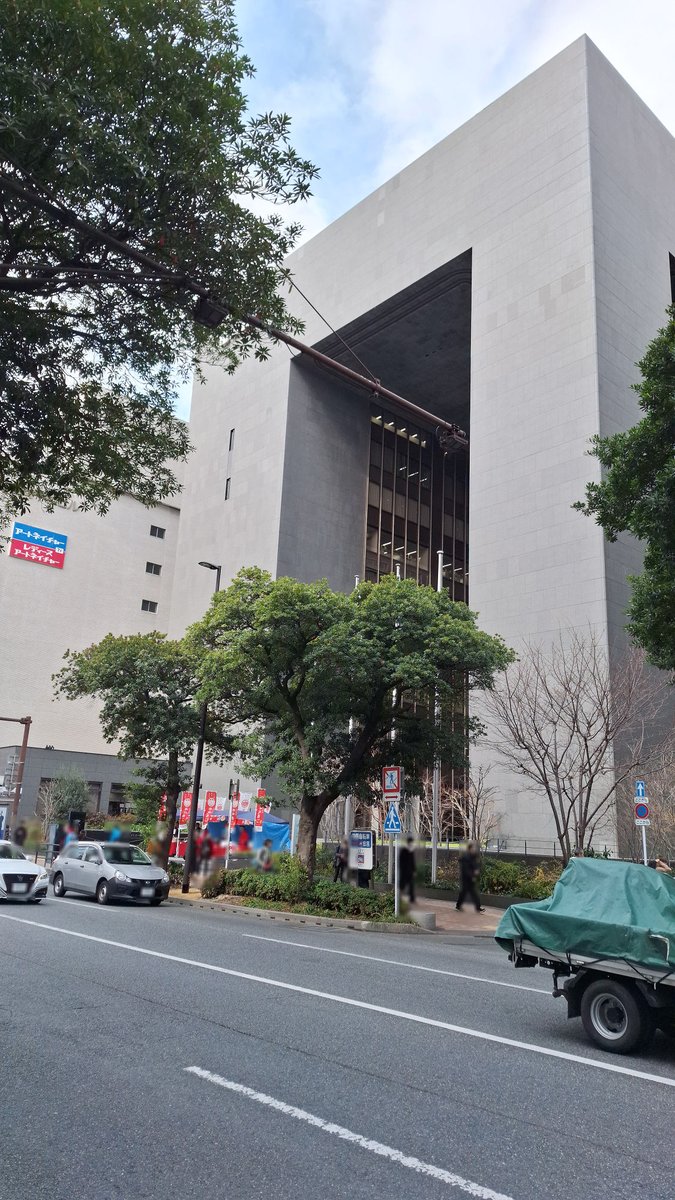 昨年、竣工50年を迎えた #福岡銀行本店
本店営業部のATMコーナー内で歴史を振り返るパネル展示が行われています。
高層の建物が増えつつある天神の明治通り界隈ですが、今も存在感ある建築物です。