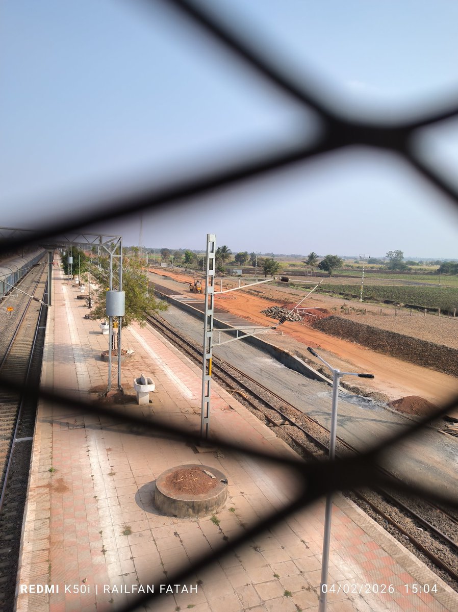 FatahAhad's tweet photo. Dr. R. Gopalakrishnan, DRM Secunderabad, accompanied concern branch officers reviewed the ongoing Station loop line work, goods line &amp; traffic facility at #Khanapur junction #bidar https://t.co/eKiap25ICa
