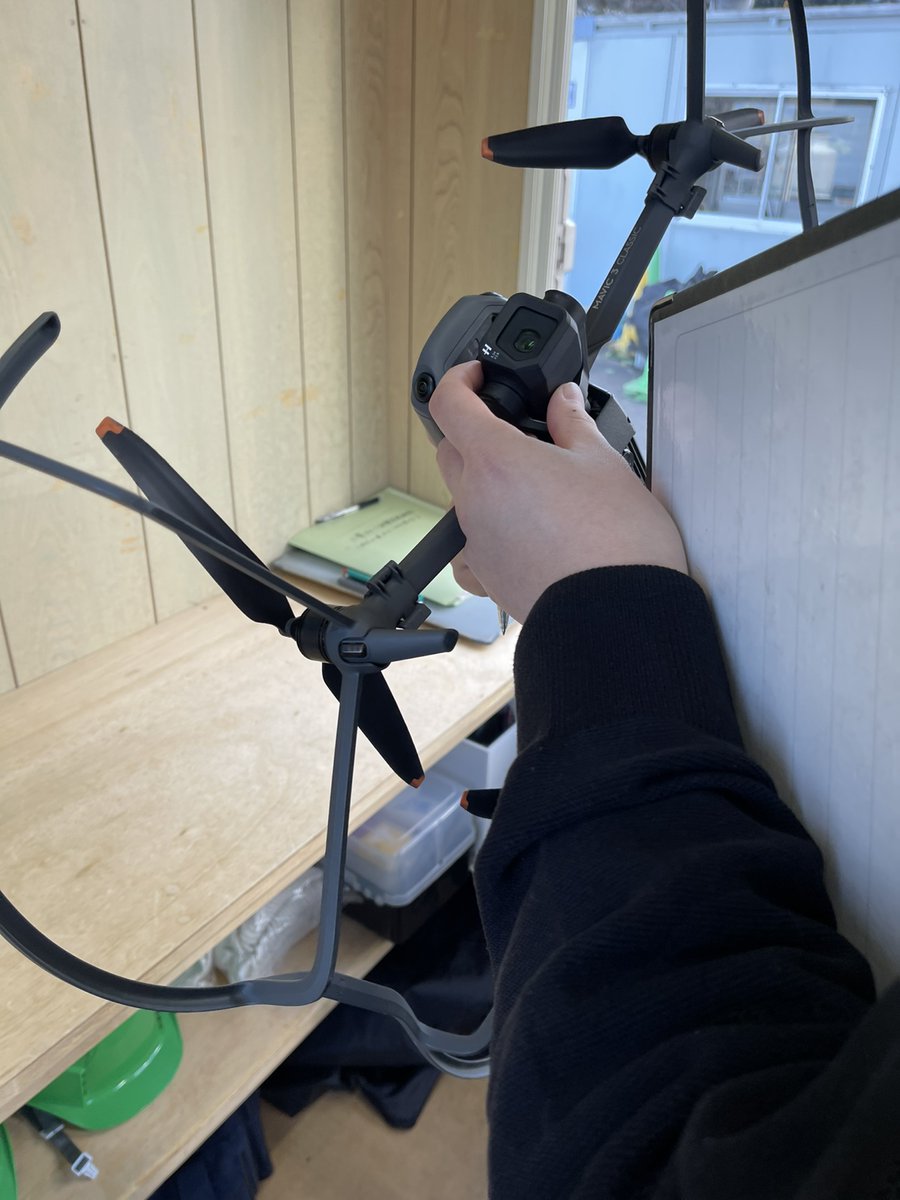 ドローンは風を読む力が大事🌬️
でも練習環境は快適なほうがいい。

ツキノワドローンスクールなら、
風の基礎はしっかり学んで、実技は暖かい環境で安心飛行。

#ドローン #ドローンスクール #ツキノワ #安全第一