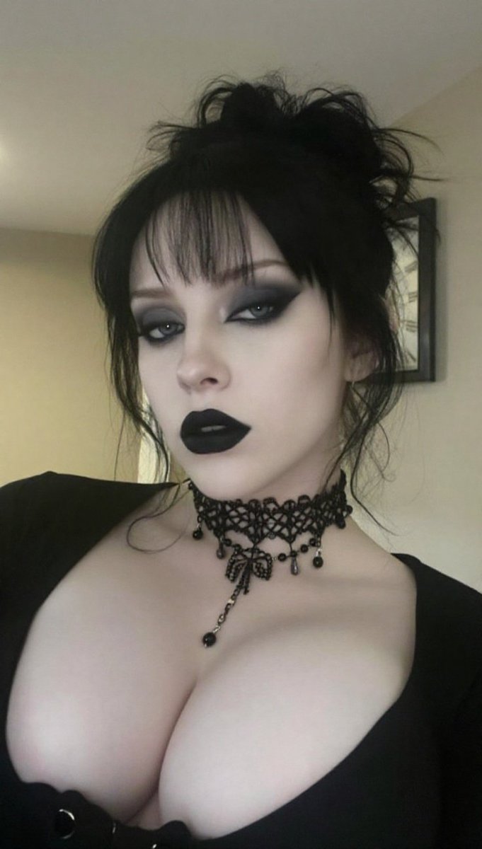 goonwebsite's tweet photo. Porcelain skin and a heart of stone. 🖤🥀#goth #woman https://t.co/A7GwK3uTpP