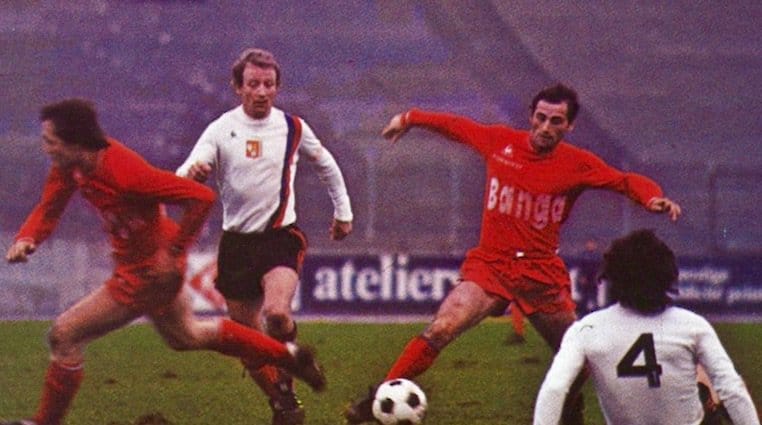En 1978, l'OL (en rouge) affrontait, au stade de Gerland, Laval (en blanc)

Mais, regardez bien, les 2 équipes portaient alors 1 maillot de l'OL.

#OLSL