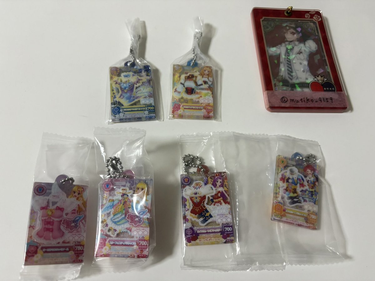 mutiko_4159's tweet photo. 交換　アイカツ! ガチャガチャ

だれでもアイドル活動アクリルチャーム　2 3

譲　いちご/美月/楓/あおい/まりあ

求　蘭(画像2枚目)

郵送のみ
纏めての方優先
いちごは楓、まりあ含むお取引優先のためお返事お時間いただきます。 https://t.co/MWtDNtDf24