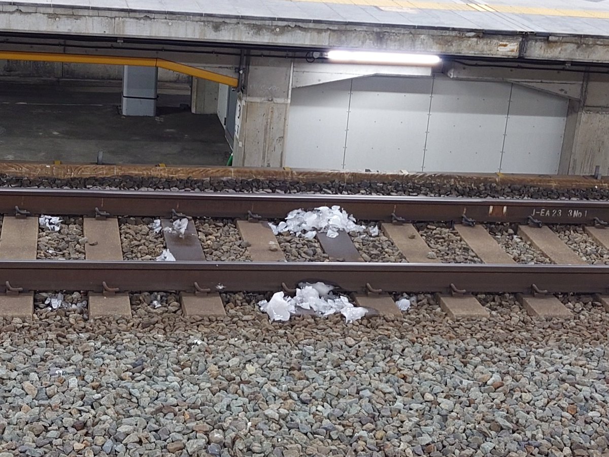 okiydokey's tweet photo. 長野駅のこの氷の塊はどこから？
新幹線の車輪付近から落ちていました。
かがやき号が糸魚川駅で車輪の雪落しをした際の水が走行中に氷になり次の長野駅に停車する際のブレーキ熱で溶け落ちたと推測､､､
正解はいかに？！
#北陸新幹線　#かがやき https://t.co/AsGOi3lyH2