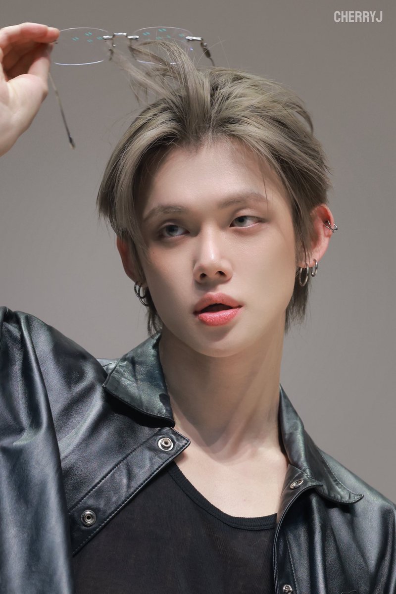 ⸻ 🔞💭; Older single father Sbn who gets pressed against his studio's mirror and watches as his reflection grows foggier while young babysitter Yjn nests himself inside of him from behind, eager to satisfy his client's needs of bearing a child himself this time.