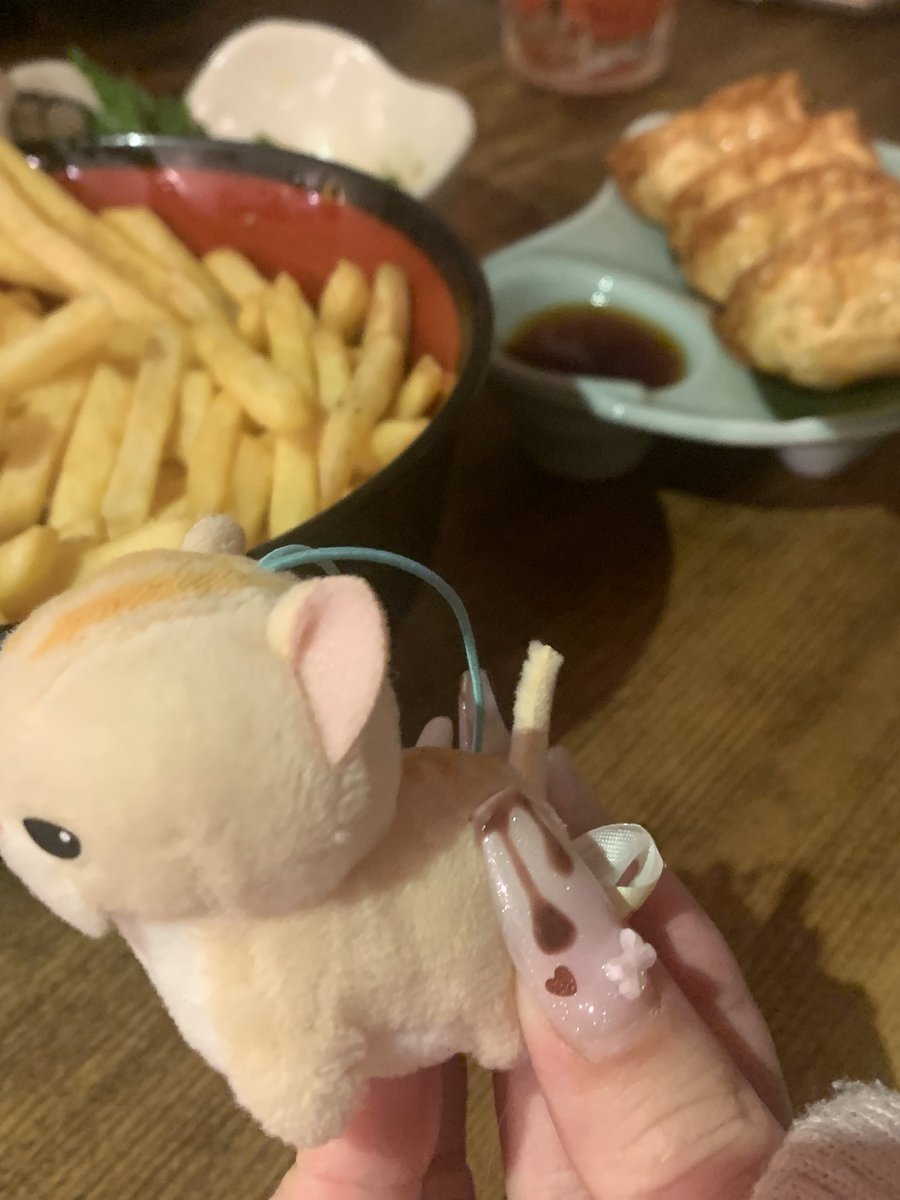 xol0ed's tweet photo. ももさんポテトあるよ
 #ももさんとおでかけ https://t.co/nhM038qQ1Y