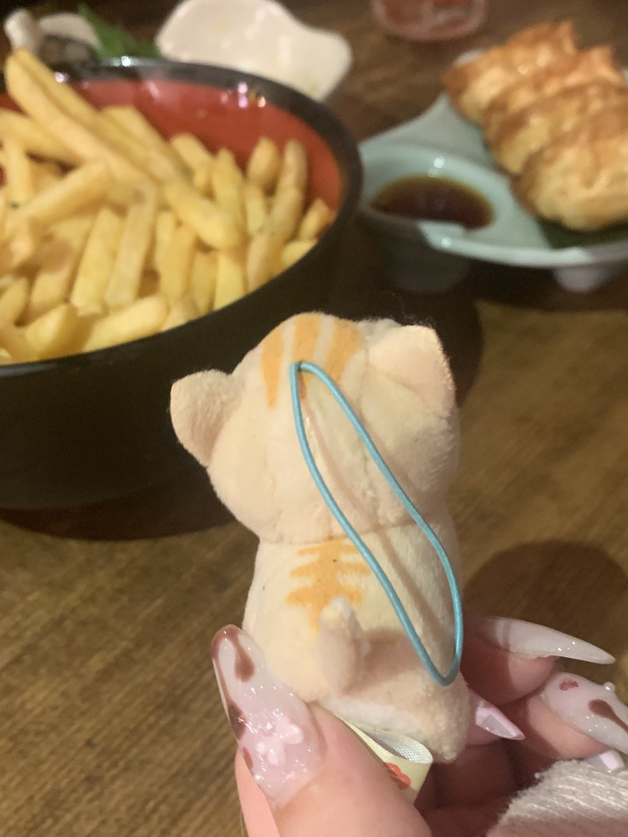 xol0ed's tweet photo. ももさんポテトあるよ
 #ももさんとおでかけ https://t.co/nhM038qQ1Y
