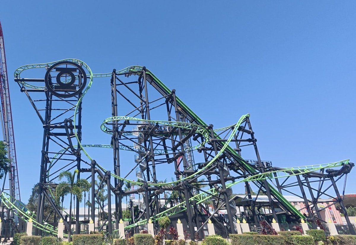 CoasterSamurai's tweet photo. ワーナーブラザーズ・
ムービーワールド(GC)
『グリーンランタン・コースター』
S&S製で、高飛車より0.5°緩い落下があるやつ。その後はダイブループやインラインツイストをヌルッとこなします。ライドの後ろ姿がめっちゃ好きです。
#コースター侍 #coastersamurai
#movieworld #Australia https://t.co/pVct6thnfS