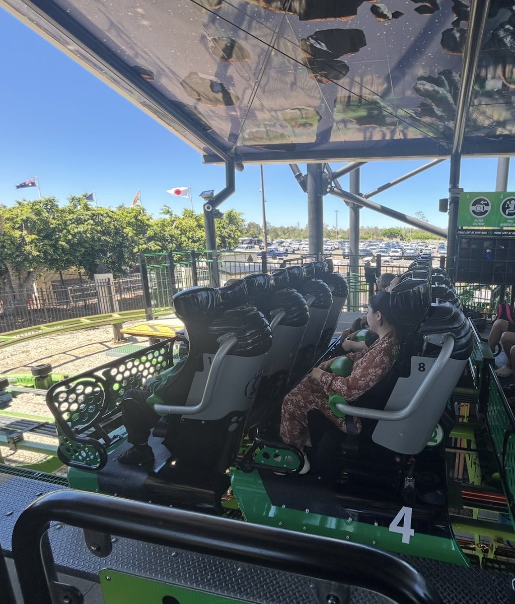 CoasterSamurai's tweet photo. ワーナーブラザーズ・
ムービーワールド(GC)
『グリーンランタン・コースター』
S&S製で、高飛車より0.5°緩い落下があるやつ。その後はダイブループやインラインツイストをヌルッとこなします。ライドの後ろ姿がめっちゃ好きです。
#コースター侍 #coastersamurai
#movieworld #Australia https://t.co/pVct6thnfS