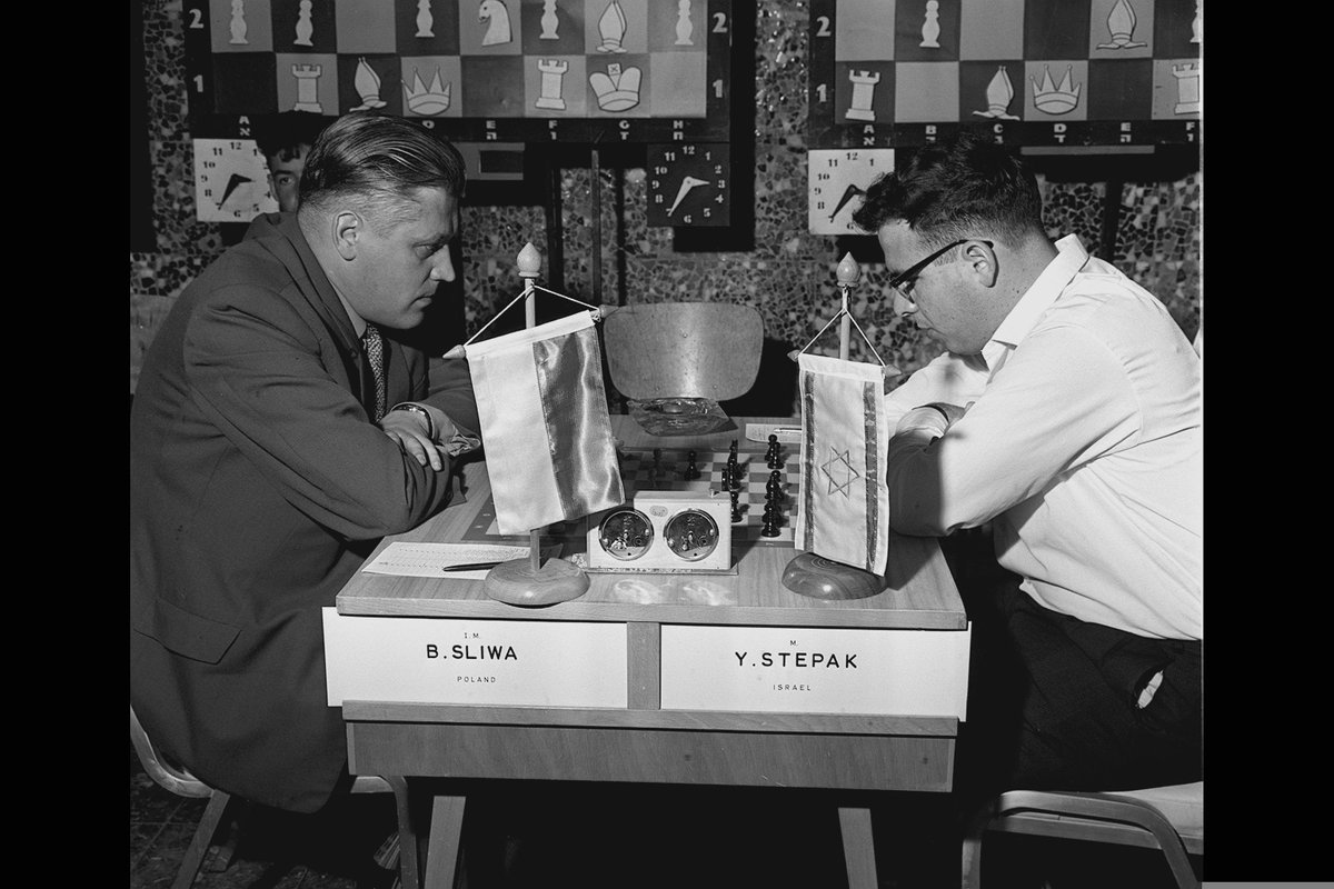Tel Aviv International, 1966. In Round 1 (played 17th May) Bogdan Śliwa (1922-2003) faces Yedael Stepak (b. 1940).
Śliwa, a 6-time champion of Poland, was born 104 years ago today.
(📷: F. Cohen, via gpophotoeng.gov.il.) #chess
