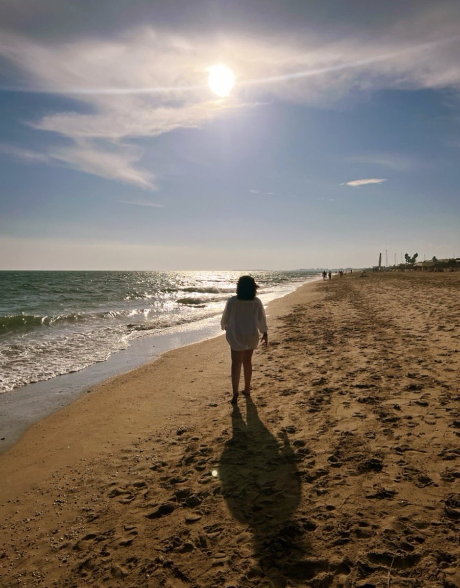 Hoy #DiaMundialcontraelCancer quiero decir algo claro:
al cáncer hay que plantarle batalla con el ánimo por las nubes y una actitud capaz de llevarte mucho más lejos de lo que imaginas.
Yo lo sé.
Y por eso hoy levanto la cabeza, sonrío y sigo adelante.