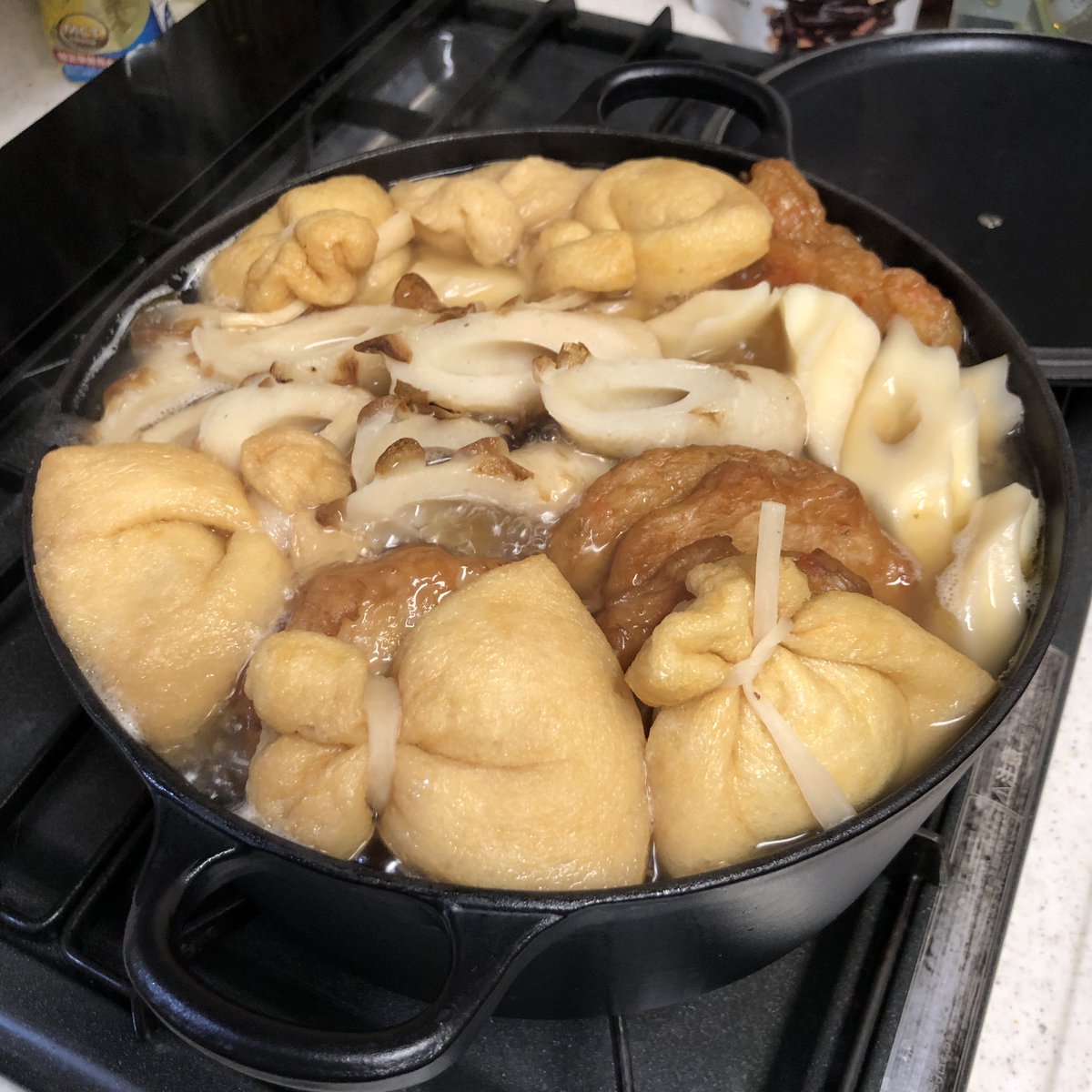 silverback_y's tweet photo. 腹拵えが必要な時には、これですね。おでんにおにぎり。 https://t.co/034khjtpQr