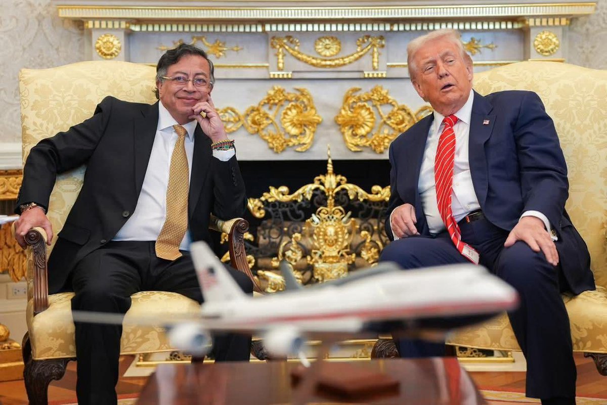 awiin19's tweet photo. @linamariagarri1 @AABenedetti @petrogustavo Mire está foto, parece que Trump había enviado a buscar su mejor Whisky para compartir con Petro. A la derecha le vendría bien crema #4 https://t.co/kvXLL9UdGk
