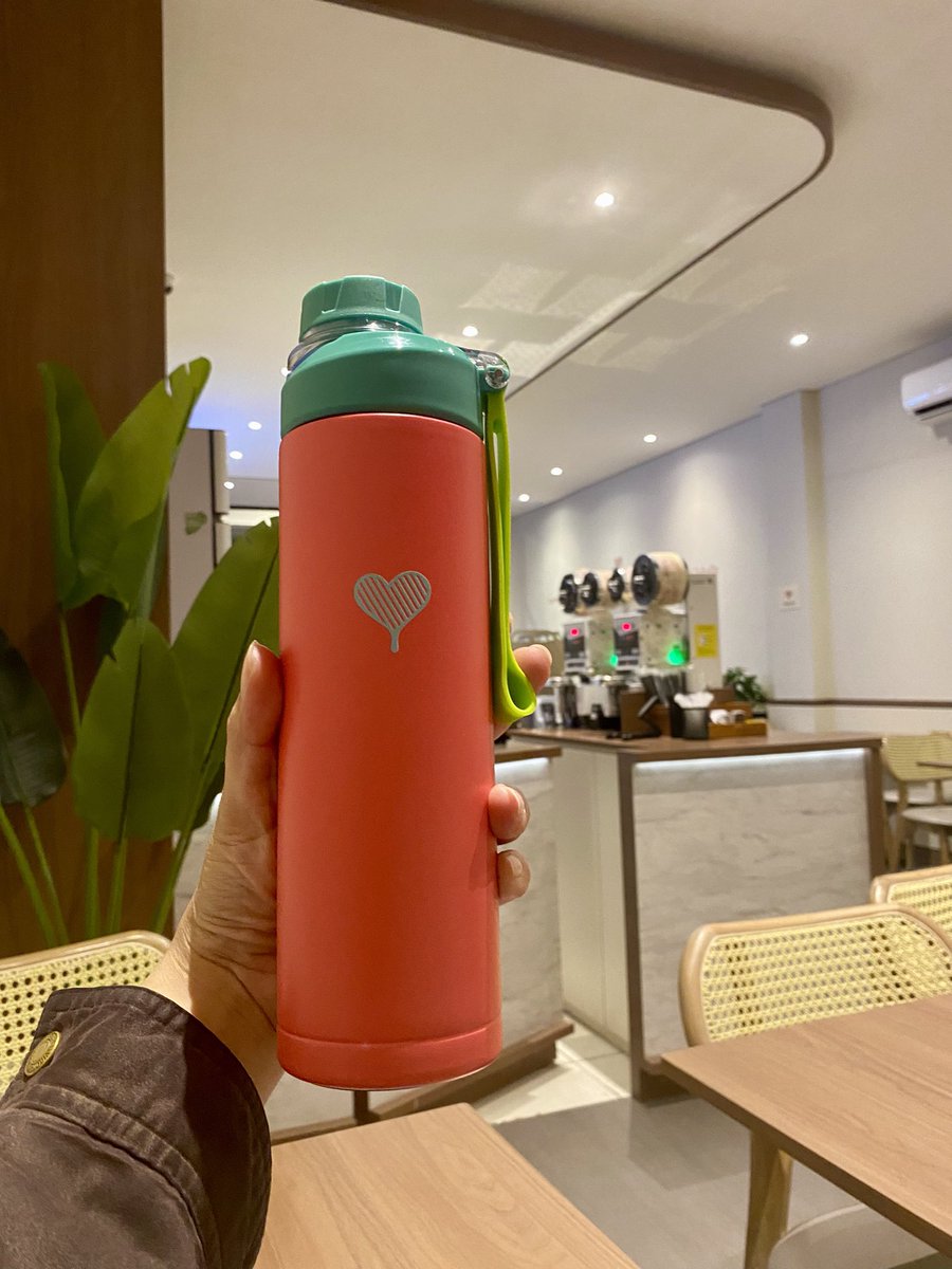 dunyamaga's tweet image. Tumblr ke-4 dari @Kopikenangan_ID 🥰

Karena tumblr ke-2 &amp;amp; ke-3 udh warna biru, jadi harus beli non biru, lalu 62% vote dari netizen memilih warna 🍉

Watermella Tumblr (31 Jan)

#KopiKenangan #KopKen #Tumblr #ZonaCuan #ZonaMurah #ZonaUang #ZonaReceh #Cuan #Murah #Bottle #tumbler