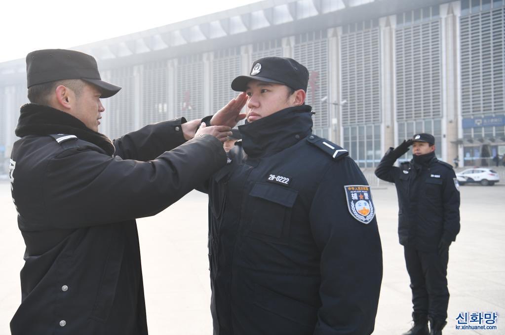 중국 경찰복과 신형 한국 경찰복이 
똑같다고 할순 없지만 비슷해 보일것이다.
나만 불편해 보이는 건가?

Chinese police uniform and new Korean police uniform
I can't say it's the same, but it will look similar.
Am I the only one who looks uncomfortable?