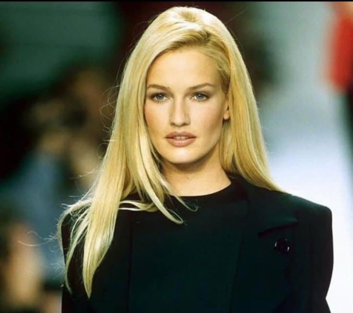 VeysiCe's tweet photo. Gelin beraber Karen Mulder isimli bu cesur kadının psikiyatristinden tut medyasına herkesin işin içinde olduğu Epsteinle ilgili acı hikayesine bakalım; 
1990’ların en parlak süpermodellerinden biri olarak tanınan Hollandalı manken, 2001 yılında Fransız televizyonunda yaptığı çarpıcı bir röportajla moda dünyasının karanlık yüzünü ifşa ederek adeta bir deprem yaratmıştı; Elite Model Management’ın patronları Gérald Marie ve Jean-Luc Brunel başta olmak üzere sektörün üst düzey isimlerini, genç mankenleri sistematik olarak cinsel taciz ve tecavüze maruz bırakmakla suçlamış, bu isimlerin modelleri uyuşturucuyla kandırıp zengin ve güçlü müşterilere “sunarak” bir fuhuş ağı işlettiğini iddia etmişti. 
Bu cesur çıkışın hemen ardından Mulder’in hayatı trajik bir dönemece girdi: Röportajdan kısa süre sonra zorla psikiyatri kliniğine yatırıldı, ağır ilaçlarla sözde tedavi altına alındı ve kariyeri tamamen çöktü; bir daha asla eski şöhretine dönemedi, kamuoyu önünde susturuldu ve delilikle damgalandı. 
Yıllar içinde bu olaylar, moda sektöründe şikâyet eden kadınlara karşı uygulanan tipik bir misilleme örneği olarak yorumlandı; Mulder’in yaşadıkları, şikâyetçilerin nasıl psikiyatrik etiketlerle etkisiz hale getirildiğini gösteren acı bir vaka haline geldi. Ancak zaman Mulder’i haklı çıkardı: Jean-Luc Brunel, Jeffrey Epstein’ın insan kaçakçılığı ve cinsel istismar ağının en yakın ortaklarından biri olarak ortaya çıktı, 2020’de tecavüz suçlamalarıyla tutuklandı ve 2022’de cezaevinde şüpheli bir şekilde ölü bulundu; Gérald Marie hakkında da birden fazla eski model benzer iddialarda bulundu. 2025-2026 yıllarında, Epstein dosyalarının yeniden açığa çıkması ve moda sektöründeki #MeToo dalgasıyla birlikte Karen Mulder’in hikâyesi viral bir şekilde yeniden gündeme geldi; birçok kişi onu, yıllarca yalnız bırakılmış ve karalanmış bir öncü whistleblower olarak görmeye başladı. Onun cesareti, bugün hâlâ sektördeki güç dengesizliğini ve korunaklı suç ağlarını tartışmamıza ışık tutuyor; Mulder’in susturuluşu, aynı zamanda sessiz kalan ya da susmaya zorlanan sayısız başka kurbanın da hikâyesini temsil ediyor.
Zamanında deli deyip hastanelere yatırdığımız bu cesur kadın aslında sadece bu şeytanlara karşı çocukları korumak istemişti.
Onu büyük saygıyla anıyorum