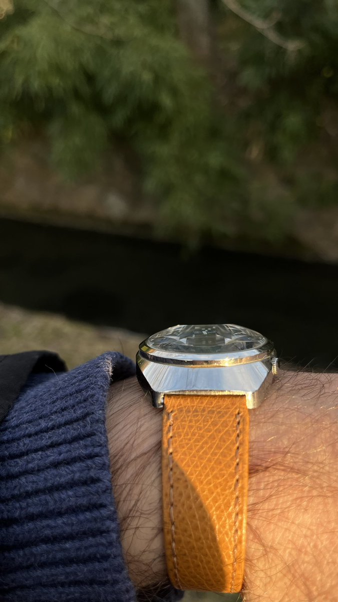 Une de mes trouvailles dans un marché aux puces à Tokyo🗼

Une #Seiko Advan Automatic produite en Septembre 1973 avec son verre facetté d’origine encore impeccable

Difficile de trouver des Vanac ou Advan avec des verres intacts et très coûteux sont les verres de remplacement ✨