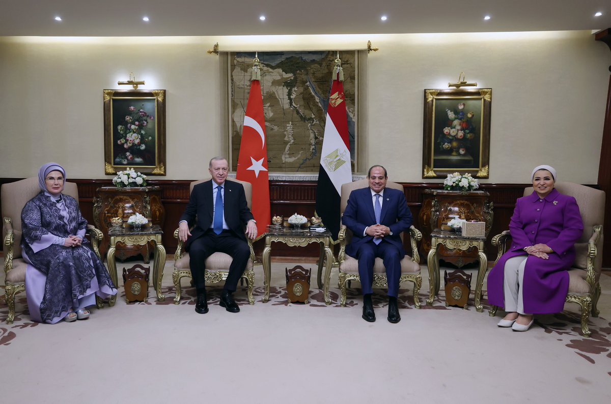 Resmî ziyaret için Mısır’a giden Cumhurbaşkanımız <a href="/RTErdogan/">Recep Tayyip Erdoğan</a>, Kahire Uluslararası Havalimanı’nda Mısır Cumhurbaşkanı Abdulfettah es-Sisi tarafından karşılandı.