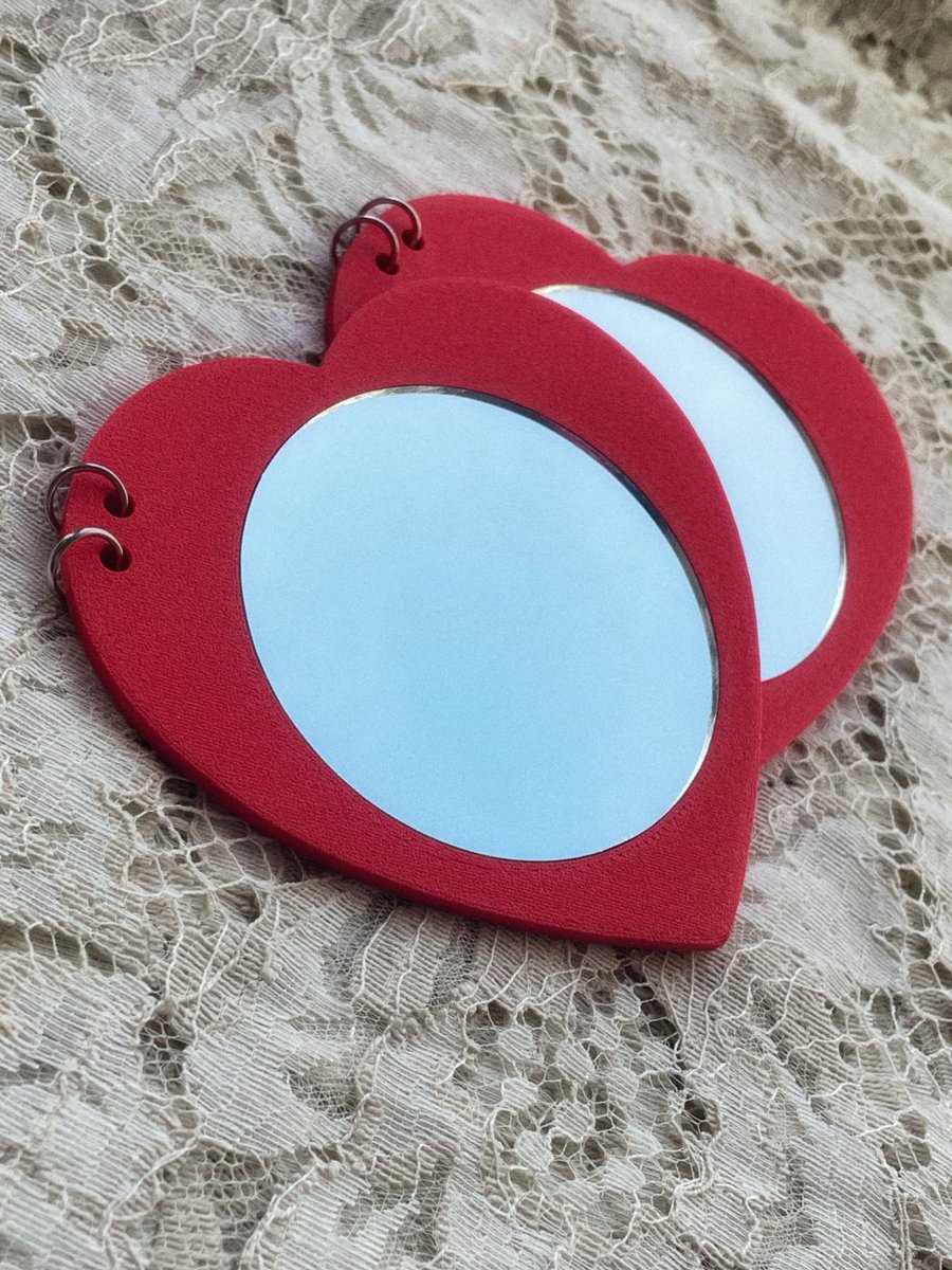 еще одна пикфест новинка - зеркала с пирсингом и игривой бабочкой на изнанке 💔